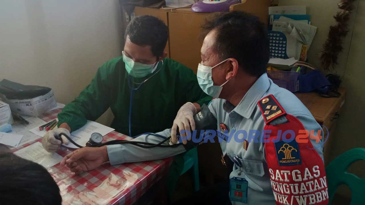 Pegawai LPKA Kutoarjo menjalani skrining sebelum menerima vaksin booster