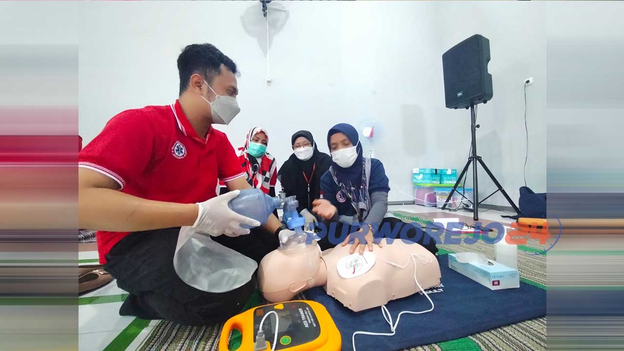 Pelatihan Basic Trauma Cardiac Life Support (BTCLS) bagi para perawat dari berbagai rumah sakit (RS) dan Puskesmas di Kabupaten Purworejo.