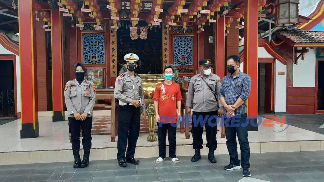 Petugas polisi melakukan pantauan perayaan Imlek di Klenteng Thong Hwie Kiong Baledono