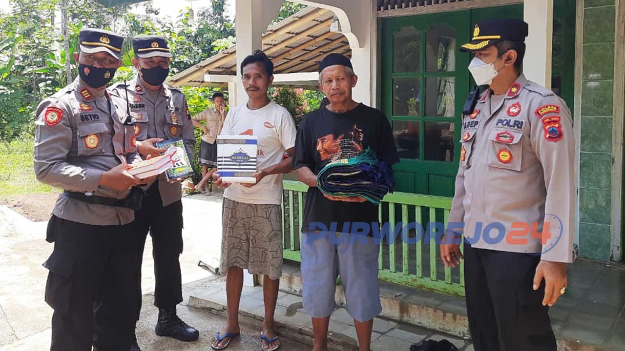Polres Bagikan Perlengkapan Beribadah di Wadas
