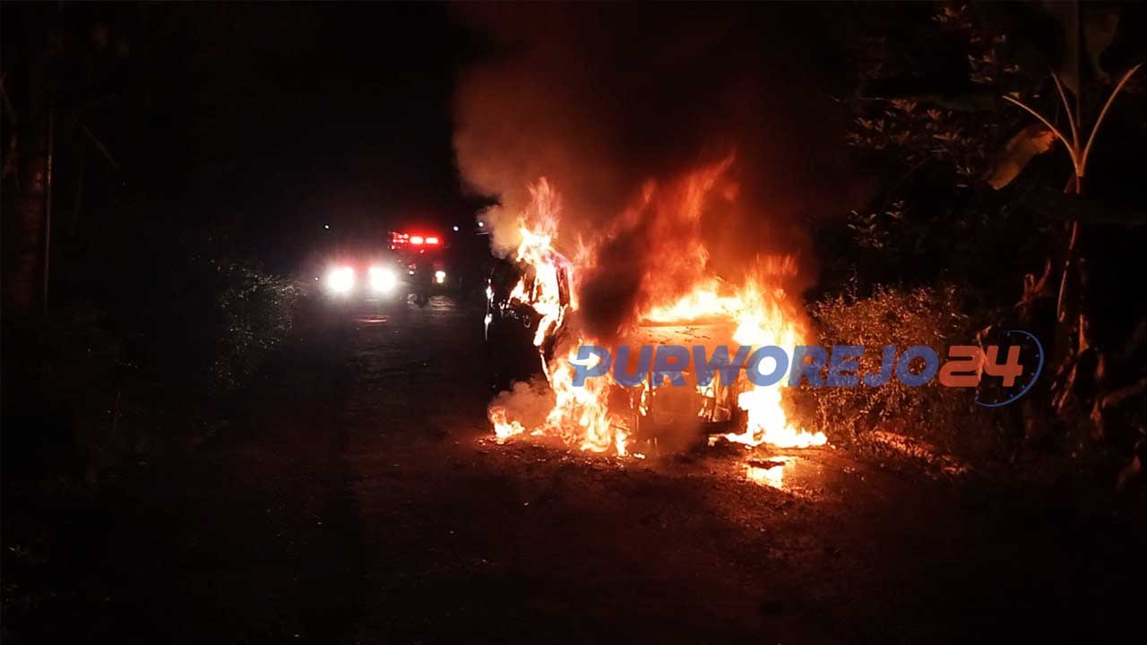 Sebuah mobil Avanza bernomor polisi AA 9442 EL ludes terbakar di RT 02 RW 06 Desa Semawung, Kecamatan/kabupaten Purworejo Jawa Tengah.