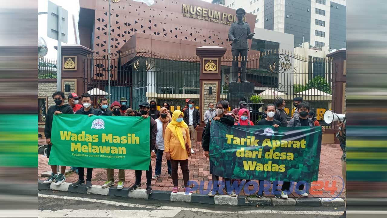 Sejumlah warga desa Wadas melakukan Aksi di depan Mabes Polri