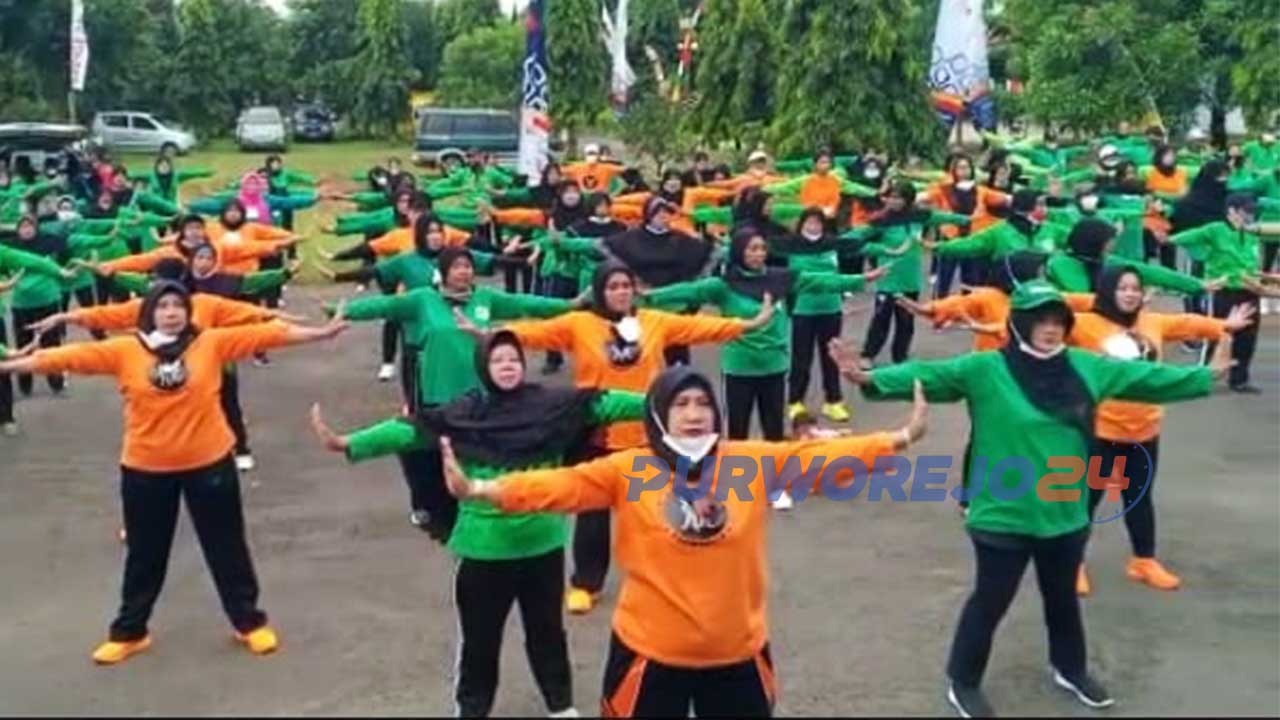 Senam sehat di halaman pendopo kantor Kecamatan Purworejo, Rabu 23 Februari 2022.