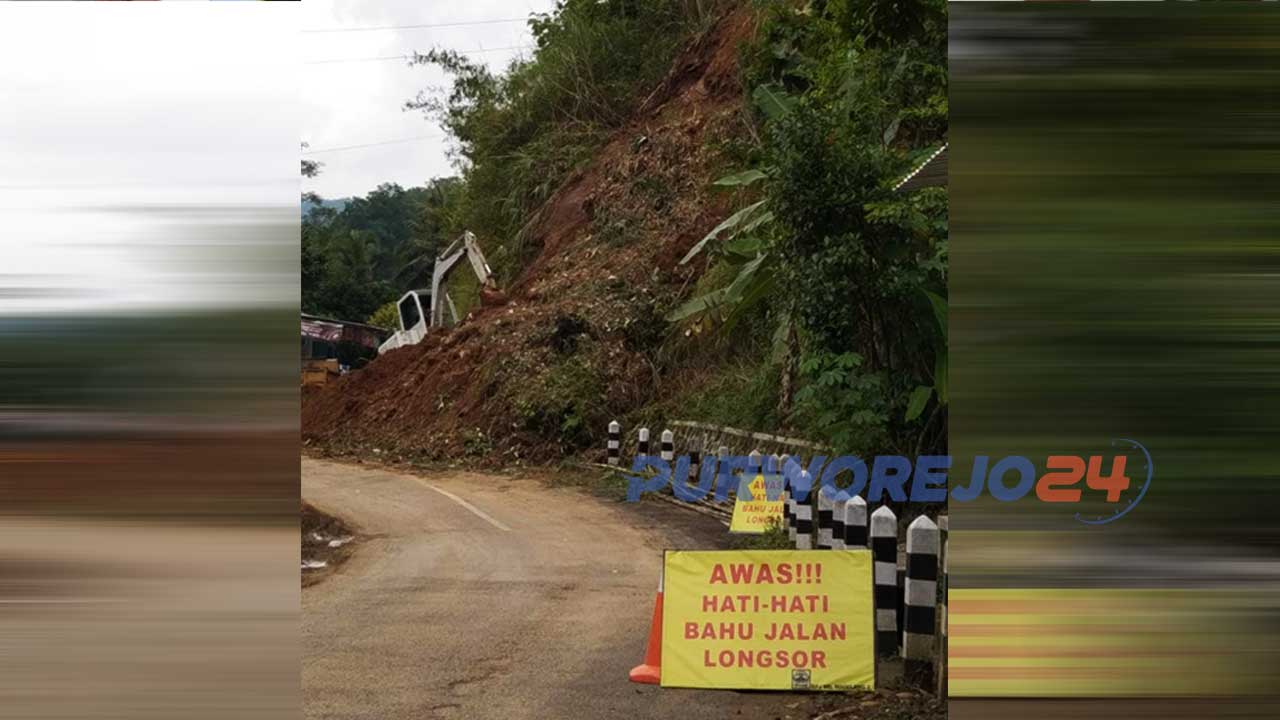 Tanah Longsor tutup akses jalan Bruno-Kutoarjo, Purworejo
