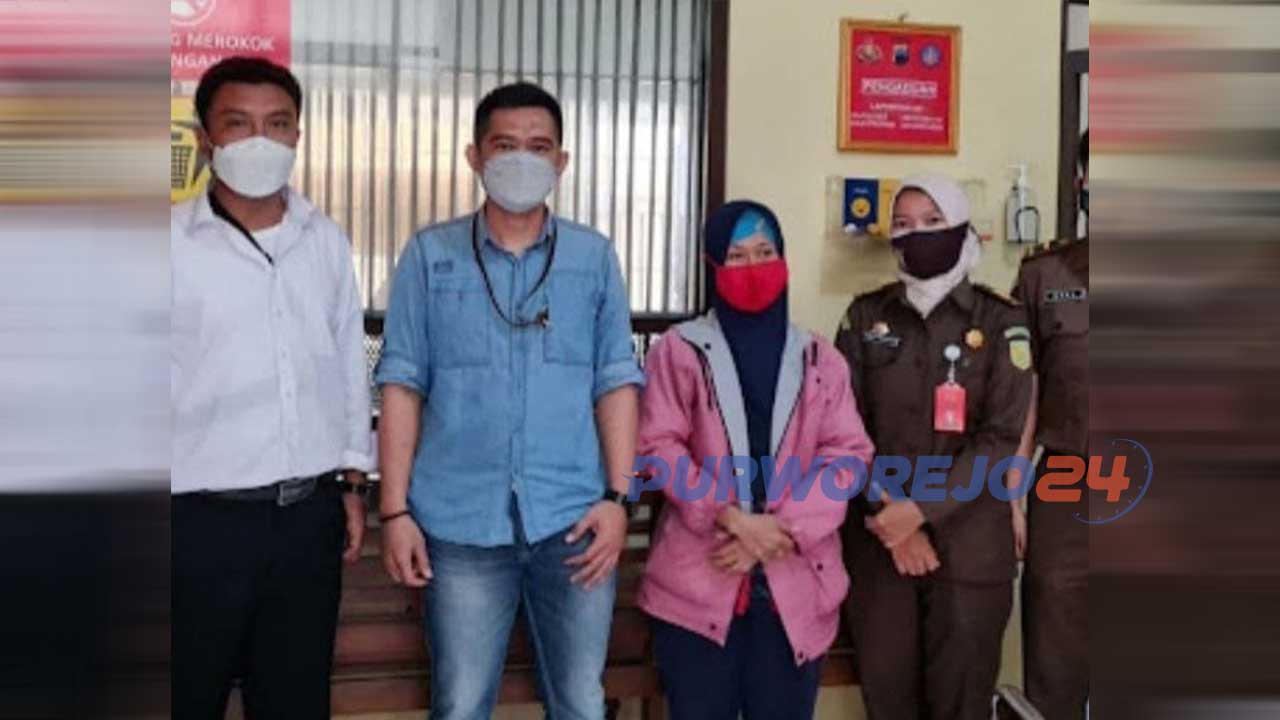 Terdakwa DMM, usai menjalani pemeriksaan awal di Kejaksaan Negeri Purworejo. (Foto Dok)