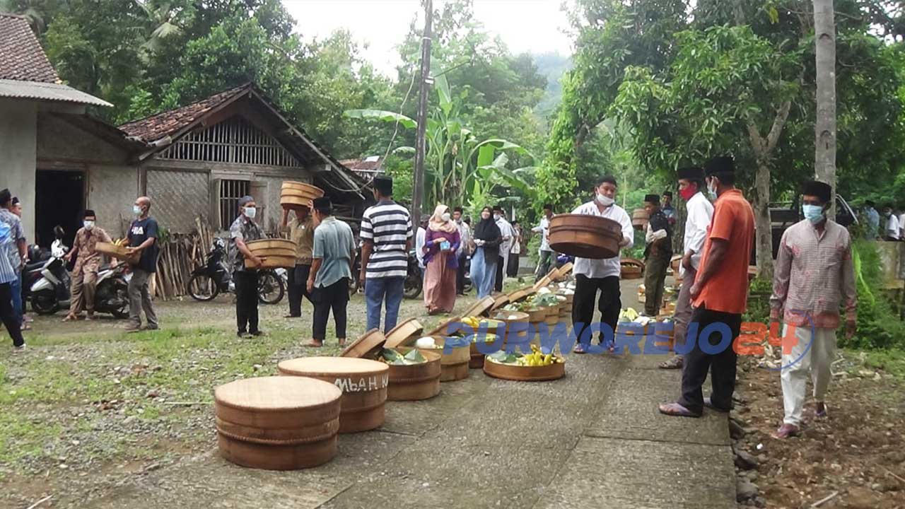 Warga Semagung Bagelen Purworejo membawa ratusan tenong yang berisi walimah berupa nasi, sayur, lauk dan buah yang di wadahi dengan Panjang Ilang,