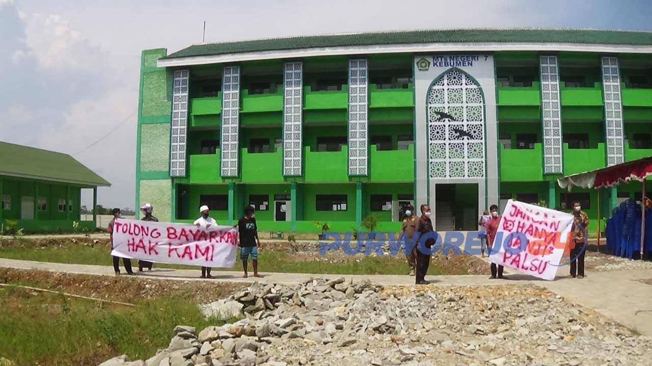 Aksi injuk rasadi gedung mTS N Kebumen menuntut pembayaran