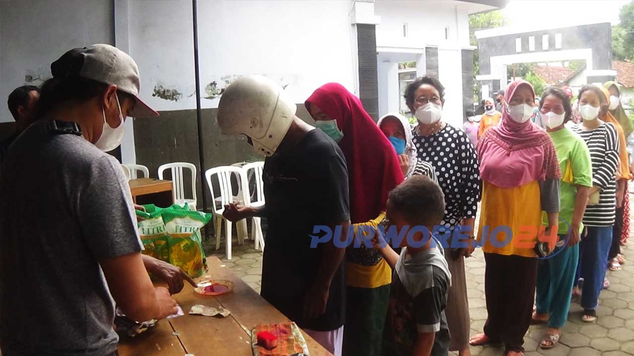 Antrean pembelian minyak goreng saat Operasi Pasar di halaman kantor Kecamatan Bagelen