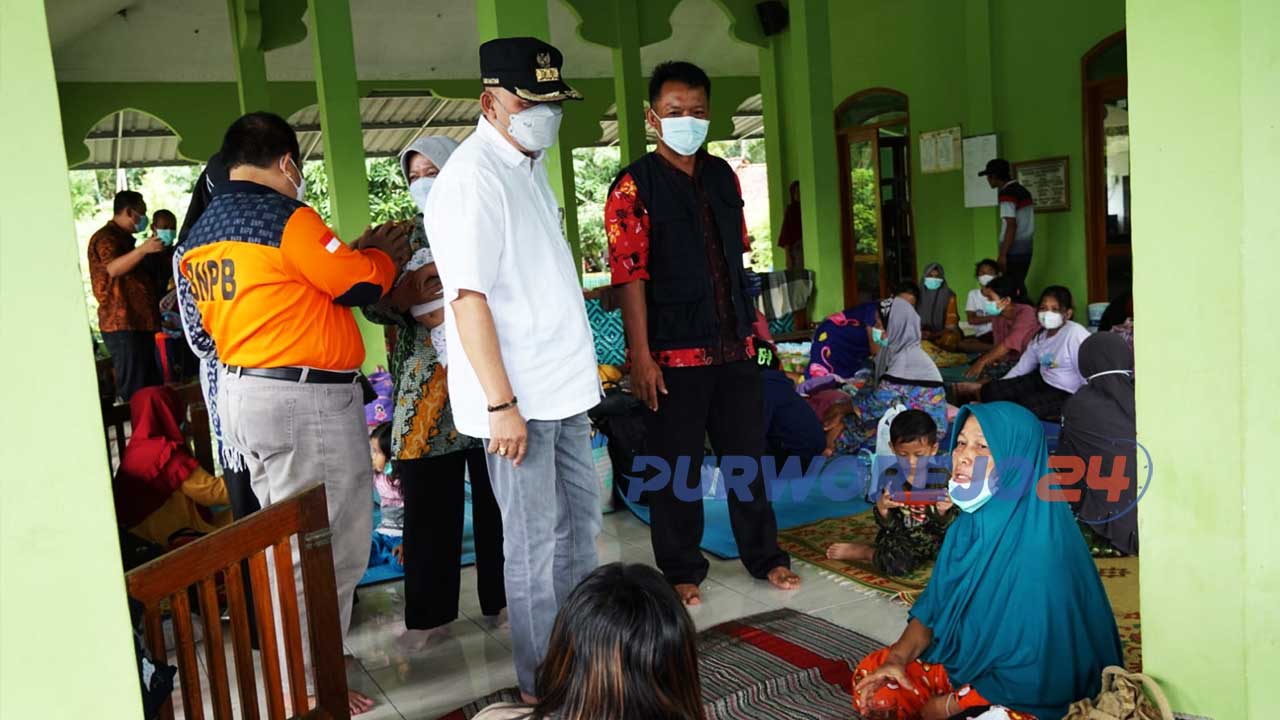 Bupati Purworejo Agus Bastian kunjungi pengungi di desa Bapangsari Bagelen