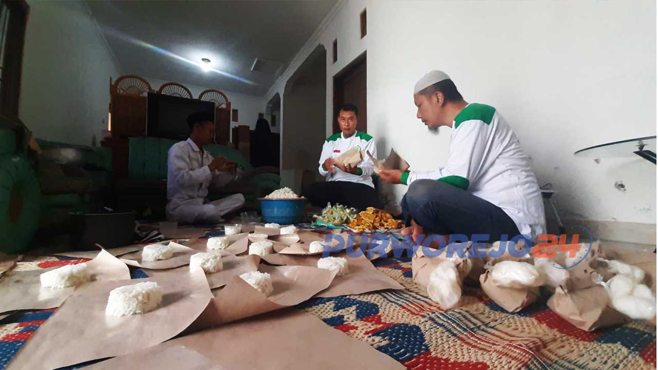Front Persaudaraan Islam (FPI) Kabupaten Purworejo membagikan ratusan bungkus nasi kepada para pengungsi korban banjir Purworejo