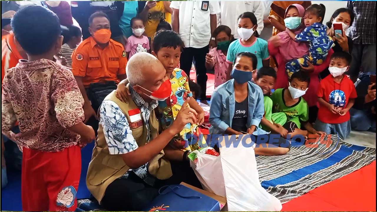 Gubernur Jateng Ganjar Pranowo mengunnjungi posko pengungsi di Desa Butuh Purworejo