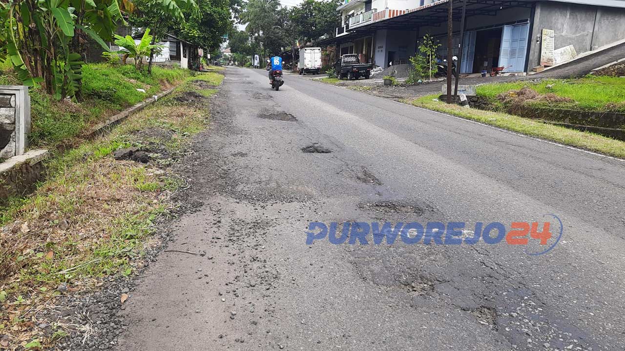 Jalan raya Purworejo Magelang penuh lobang.