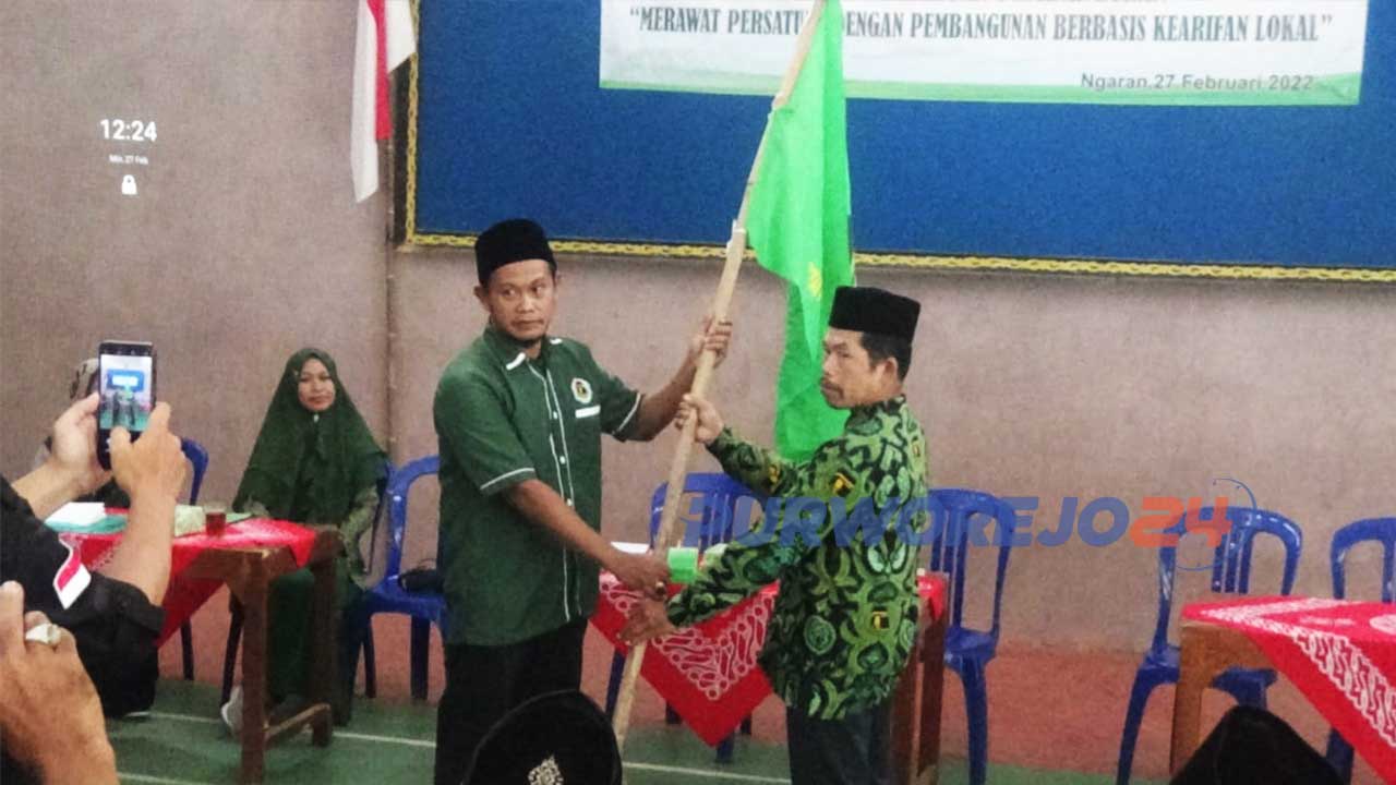 Muhammad Kartika Yuhala, Ketua DPC PPP Kabupaten Purworejo, melantik Zaenal Arifin sebagai Ketua PAC Kaligesing Terpilih