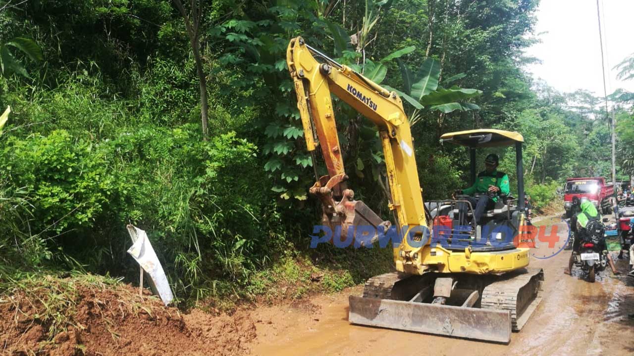 Pembersihan material longsor di Desa Donorati, Purworejo