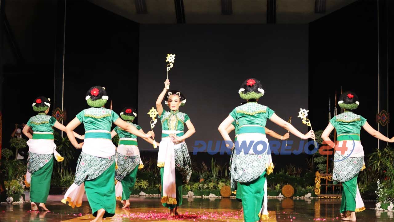 Penampilan Beksan Kidung Cakra yang merupakan tarian yang ditampilkan khusus pada Pengetan Jumenengan Bupati pertama Purworejo RAA Tjokronegoro I