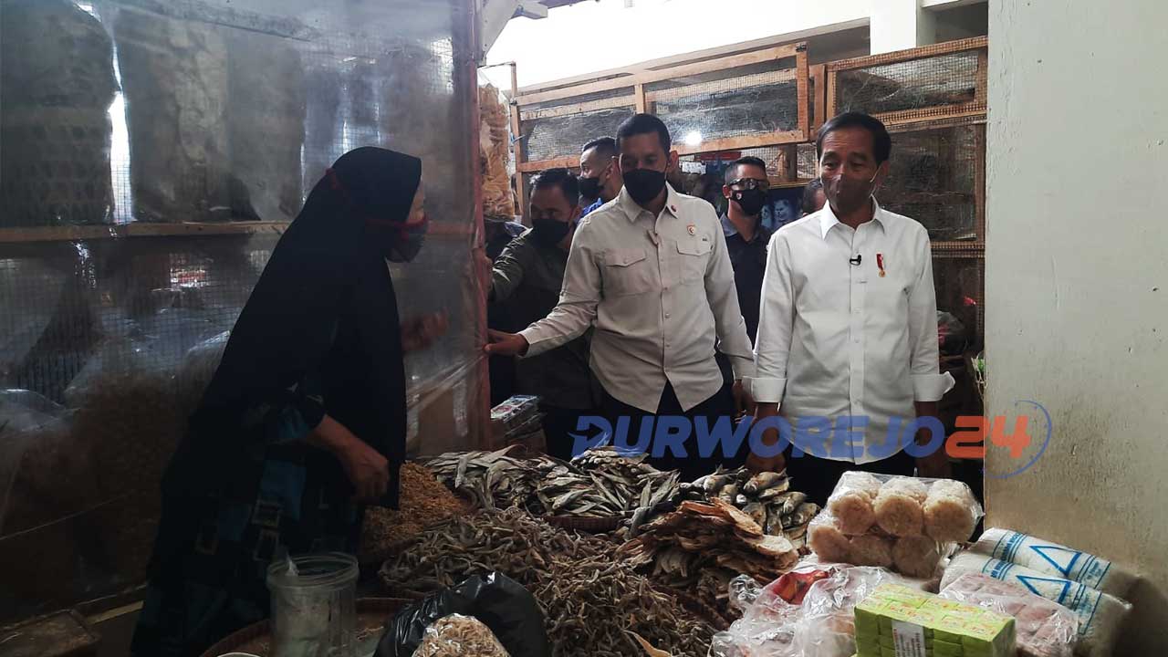 Presiden Jokowi membeli ikan asin di Pasar Baledono
