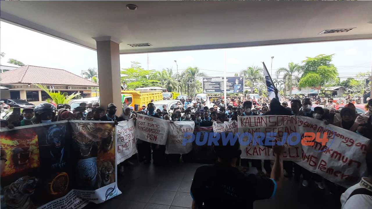 Ratusan angota Masterbend didampingi kuasa hukumnya melaporkan ketua LSM Tamperak ke Polres Purworejo