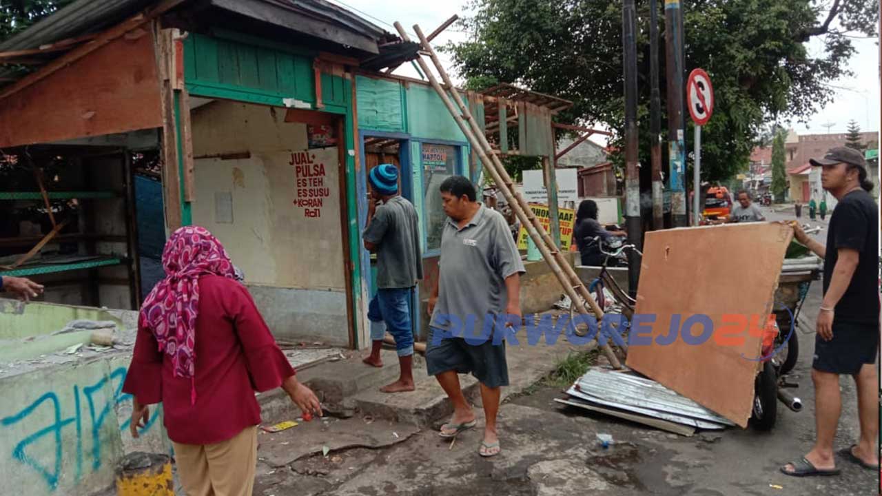 Sejumlah kios yang berada lahan milik Kelurahan Purworejo Kecamatan Purworejo dibongkar