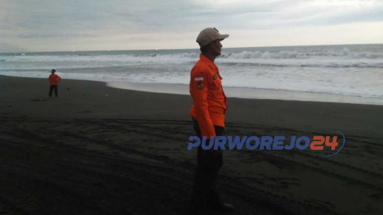 Sejumlah personil tim SAR gabungan dari beberapa organisasi dan instansi melakukan pencarian remaja hanyut di Pantai Dewaruci