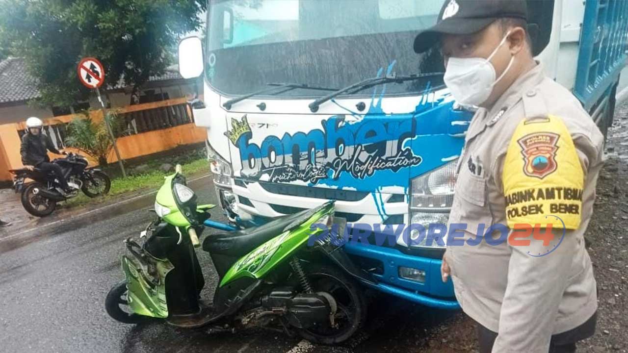 Pengendara sepeda motor bertabrakan dengan Truk di Jalan Nasional Purworejo – Magelang Jawa Tengah