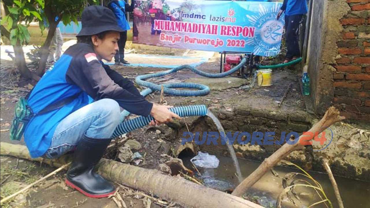 Tim MDMC melakukan sedot sumur di sejumlah yang mengalami banjir