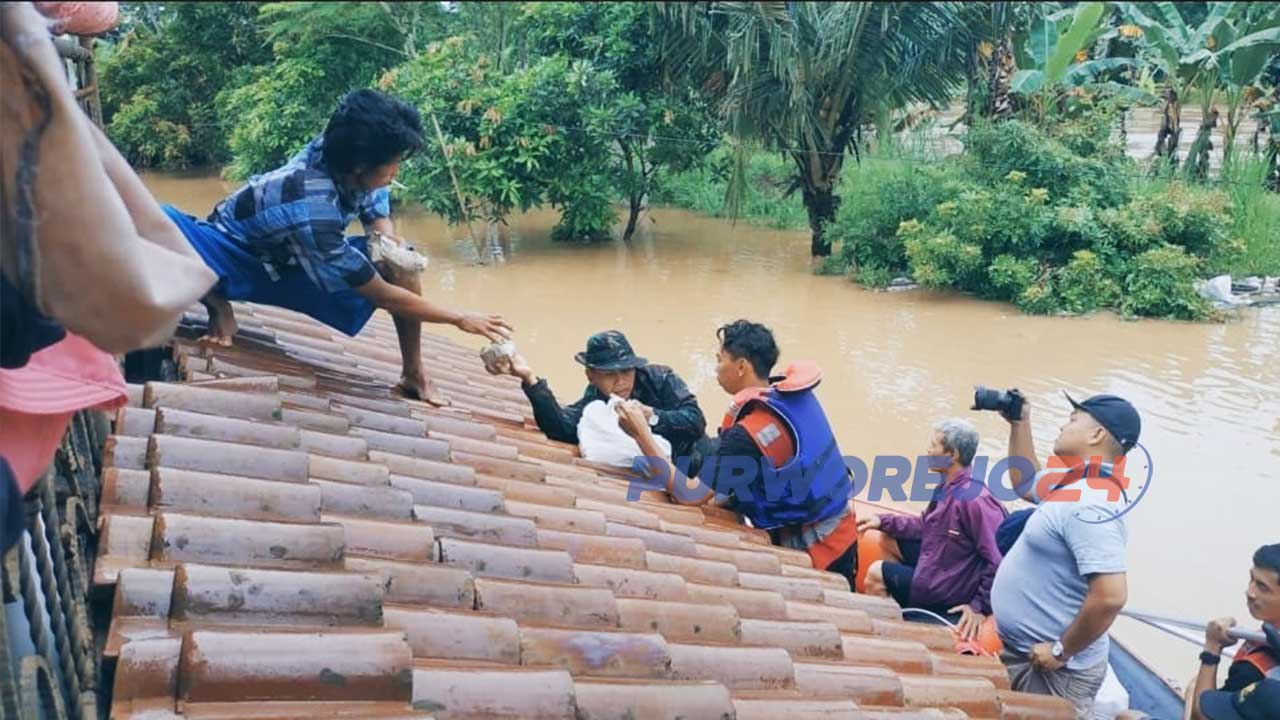 Tim SAR gabungan memebri bantuan makanan pada korban banjir di Purworejoo