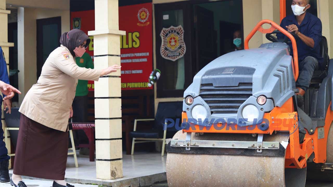 Wabup Purworejo secara simbolis melakuakn pemusnahan barnag bukti miras dan mihol