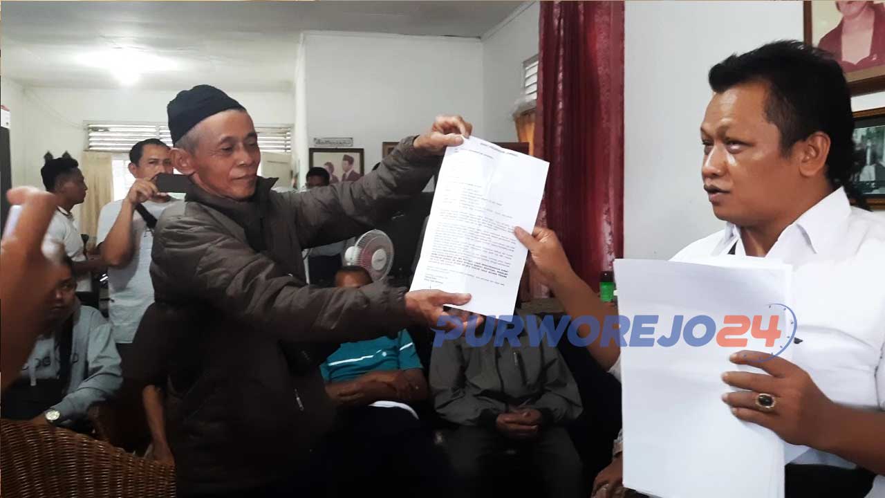 Warga penerima UGR Bendungan Proyek Bener menujukkan surat somasi yang diterimanya