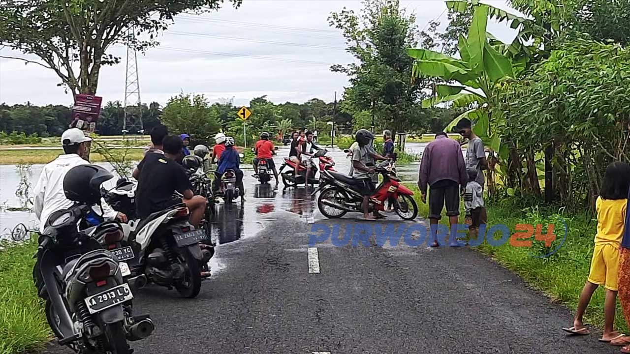 Warga tidak bisa melintas karena jalan terendam banjir
