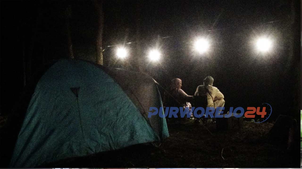 Komunitas offroad IOF 4x4 dan IOF 2x1 asal Purworejo dan Yogyakarta, mengikuti kegiatan Camping Ground dan Safari Jeep di Desa Ngadirejo, Kecamatan Kaligesing, Purworejo, Jawa Tengah