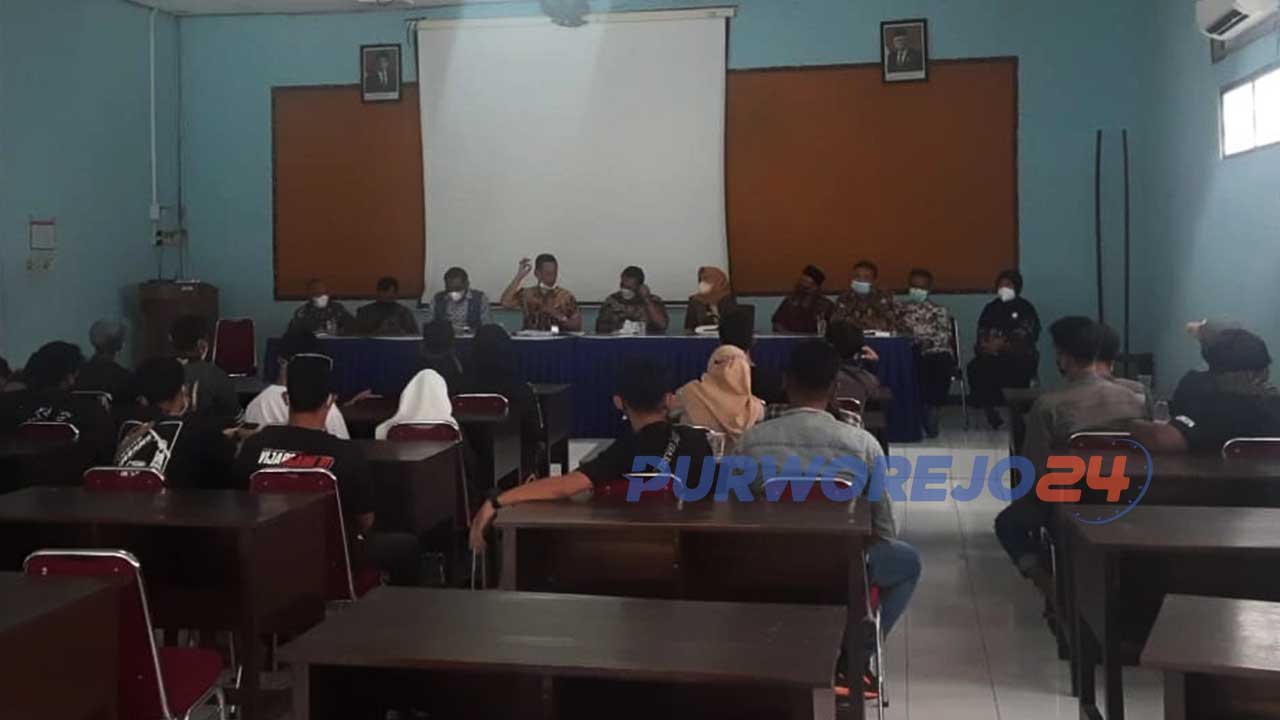 Puluhan warga Desa Wadas, Kecamatan Bener mendatangi Dinas Pendidikan dan Kebudayaan (Dindikbud) Kabupaten Purworejo
