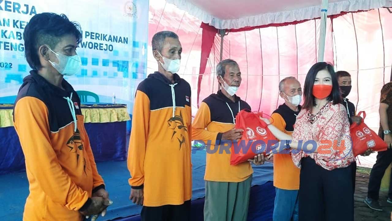 Anggota Komisi IV DPR RI, Vita Ervina SE MBA, bersama Kementerian Kelautan dan Perikanan memberikan bantuan sembako ke nelayan di Kertojayan