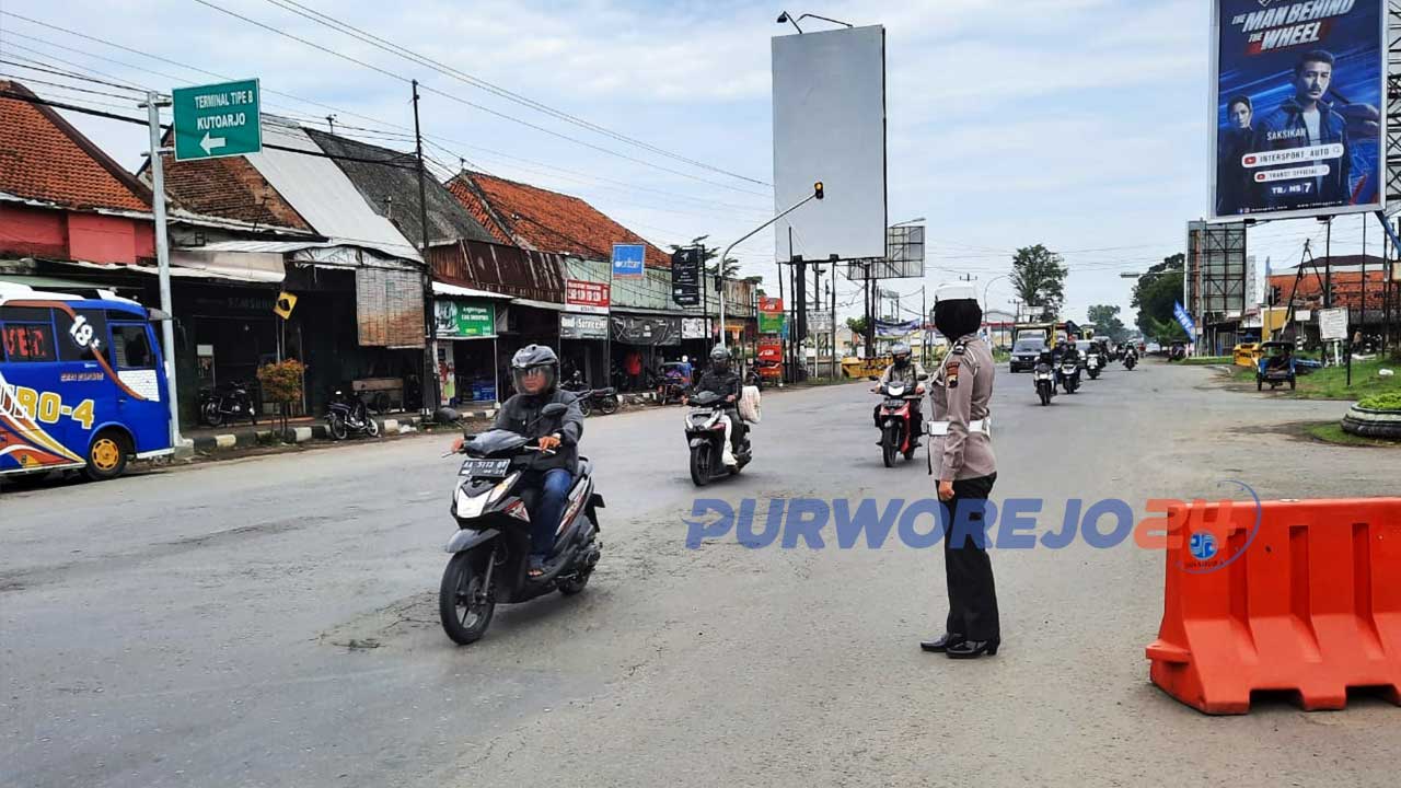 Anggota polisi memantau kondisi lalu lintas