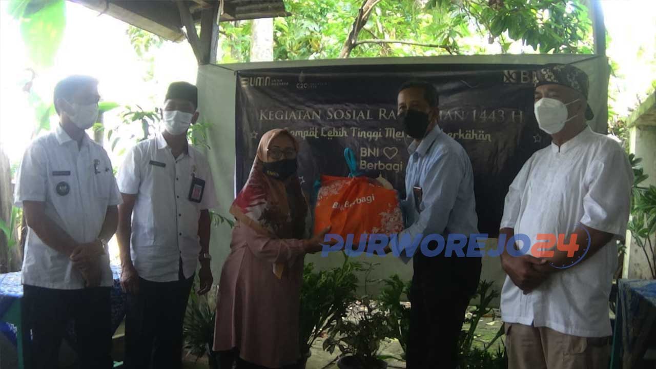 KC BNI Purworejo Bagikan Ratusan Paket Sembako untuk Warga Miskin