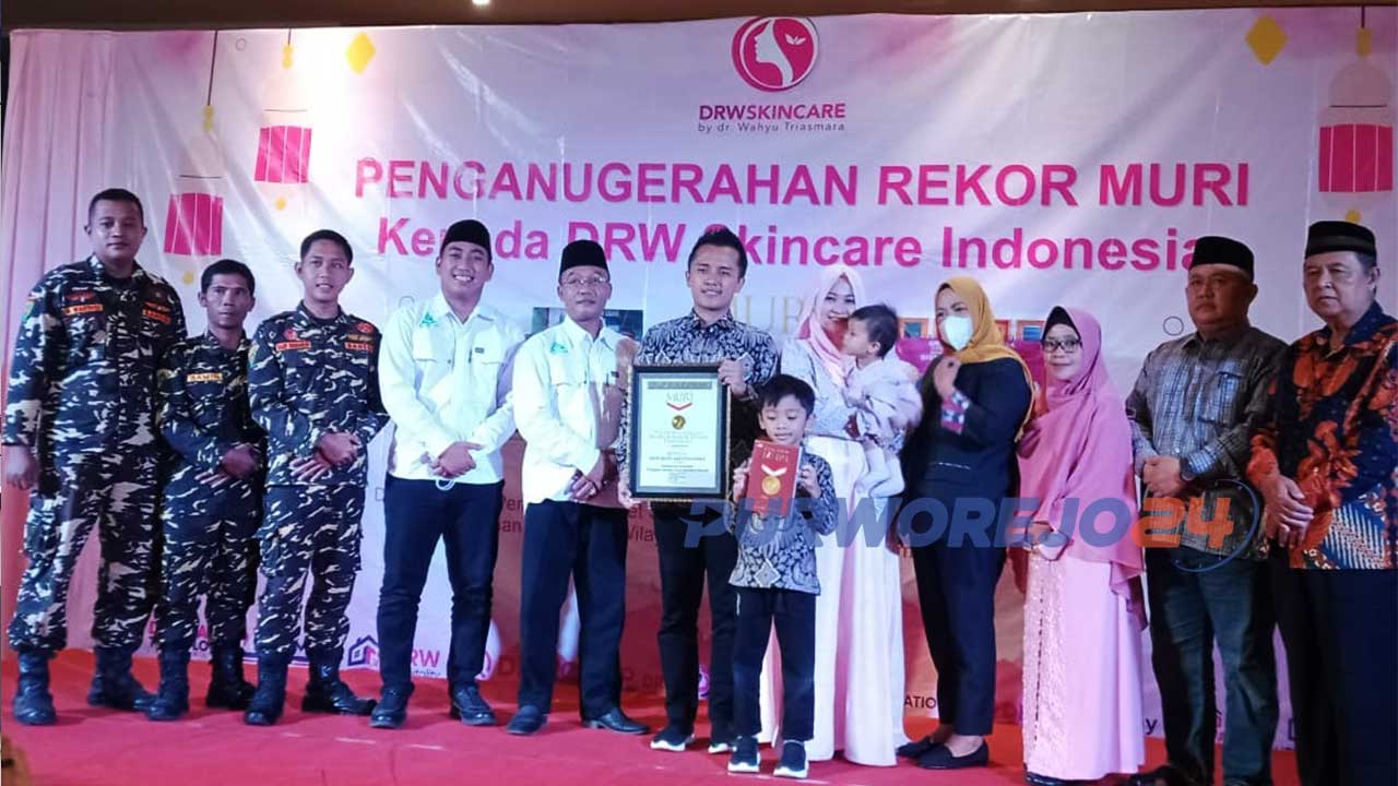 Dokter Wahyu Triasmara, pemilik klinik kecantikan DRW Skincare menerim rekor MURI karena memberikan bantuan paket sembako sebanyak 51.000 paket di seluruh Indonesia