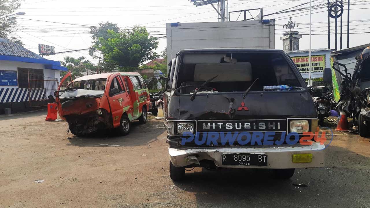 Dua mobil diamankan Unit Laka Polres Purworejo usai terjadi kecelakaan di jalan Purworejo-Magelang
