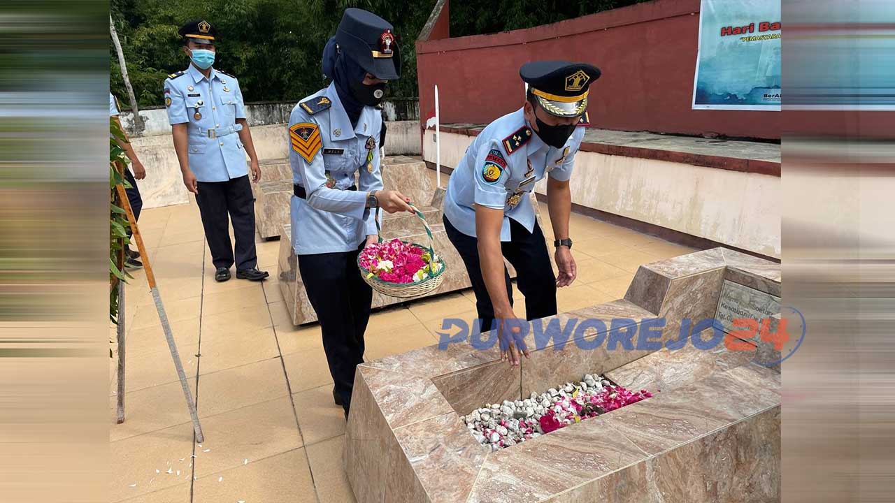 Kepala PKA Klas I Kutoarjo Kabupaten Purworejo, Hari Winarca Bc IP SSos SH MH, beserta jajarannya menziarahi makam para pahlawan di Taman Makam Pahlawan Brigade 17 Tentara Pelajar di Desa Wareng