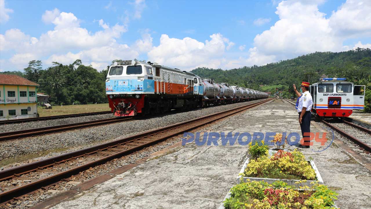 Kereta api melintas