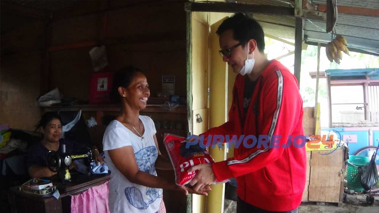 Ketua DPC PDI Perjuangan, Dion Agasi Setiabudi saat membagikan paket beras dan sembako kepada warga di Kabupaten Purworejo.