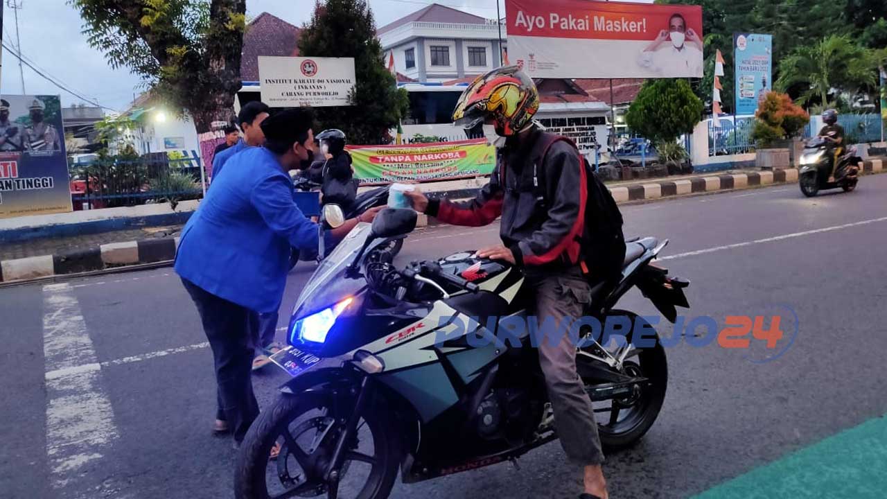 PMII Cabang Purworejo, Jawa Tengah, menggelar kegiatan bakti sosial berupa pembagian takjil gratis ke masyarakat umum di alun- alun besar kota Purworejo, pada Minggu 17 April 2022 sore.