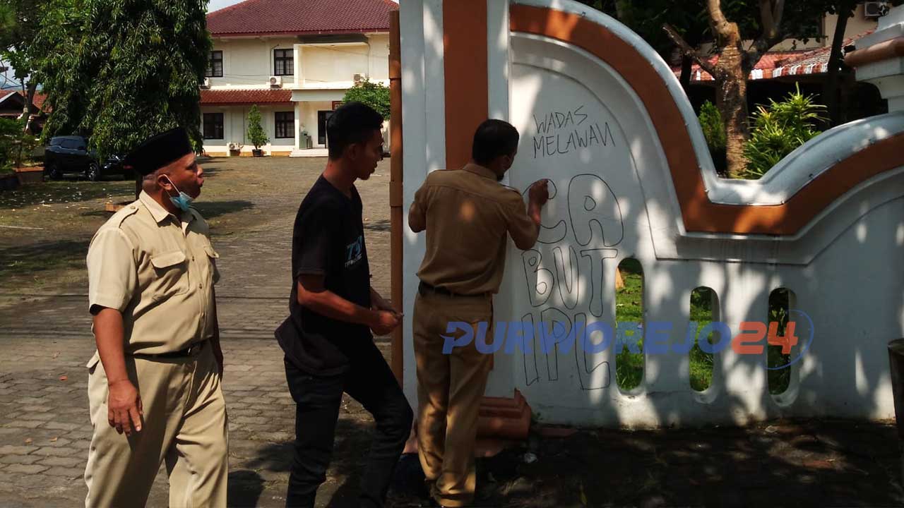 Pagar gedung DPRD Purworejo menjadi korban vandalilsme dengan tulisan tulisan Save Wadas, Cabut IPL Wadas dan Wadas Tolak Tambang.