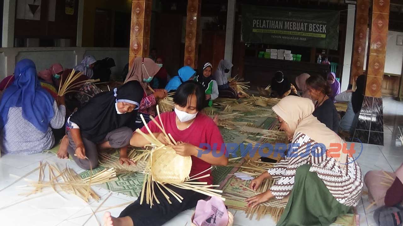 Pelatihan membuat besek dari anyaman bambu.di Desa Soko, Bagelen Purworejo