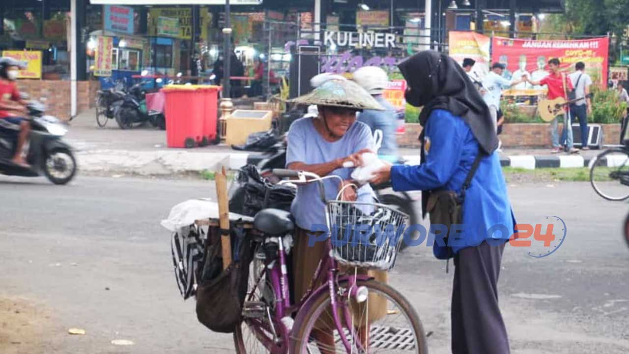 Puluhan mahasiswa yang dimotori oleh Badan Eksekutif Mahasiswa (BEM) Stiera serentak melakukan aksi bagi takjil di 7 titik lokasi di Kabupaten Purworejo