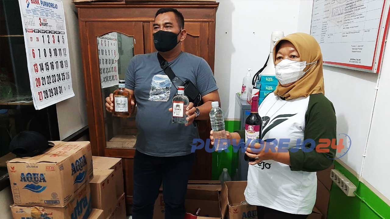Satpol PP Purworjeo amankan tiga pasangan gelap dan ratusan botol miras