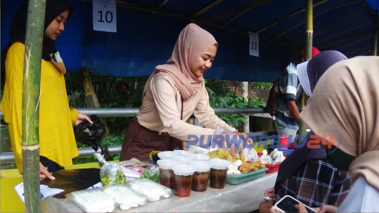 Seorang pedagang di Pasar Ramadhan Palpitu, Kaligesing Purworejo sedang melayani pembeli