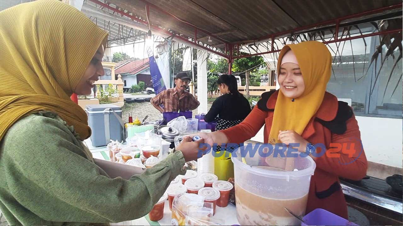 Seorang pembeli menukarkan koin dengan makanan takjl di pasar uwuh