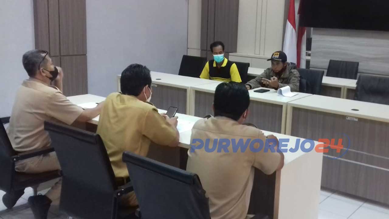 Suprastyo A.Ma., seorang guru honorer K2 asal RT 2 RW 1 Desa Kerep, Kecamatan Kemiri, Purworejo, Jawa Tengah menolak pembatalan kelulusan dari seleksi PPPK
