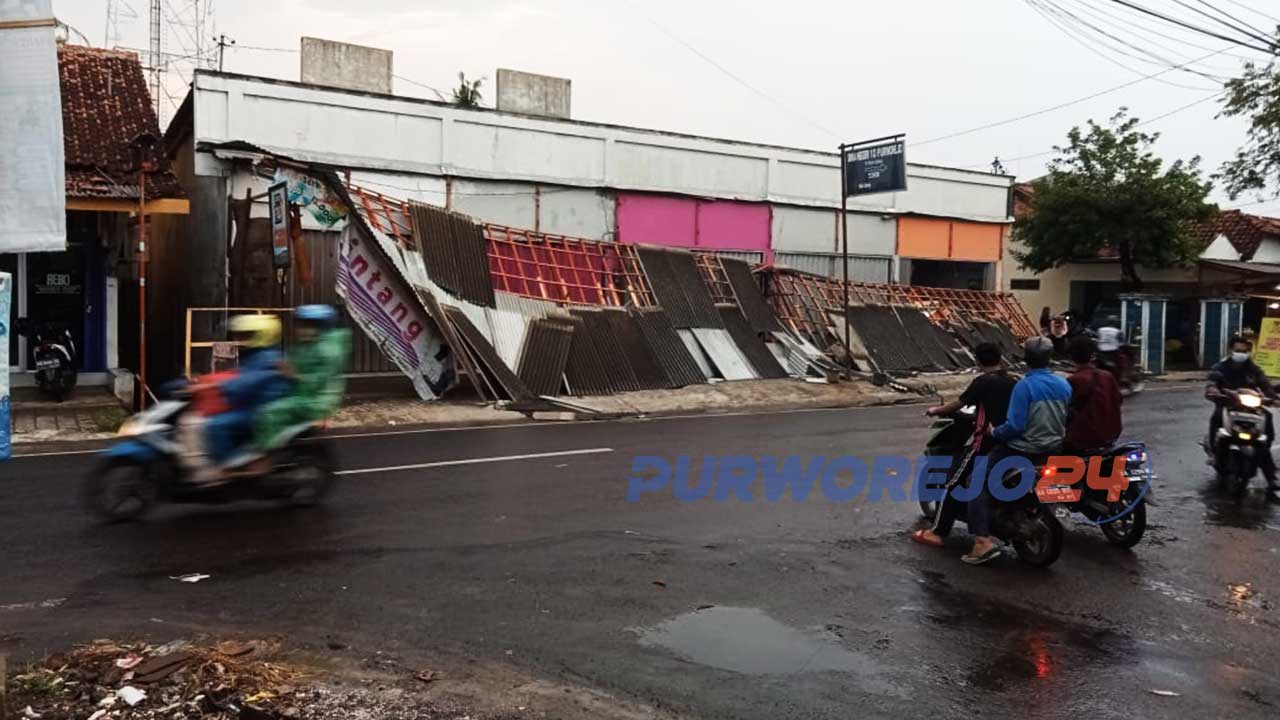 Teras pertokoan di Pituruh roboh akibat hujan disertai angin kencang