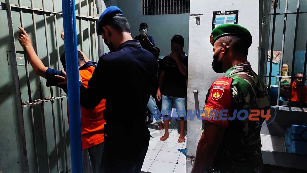 Tim gabungan melauikan raisa di Rutan Purowrejo