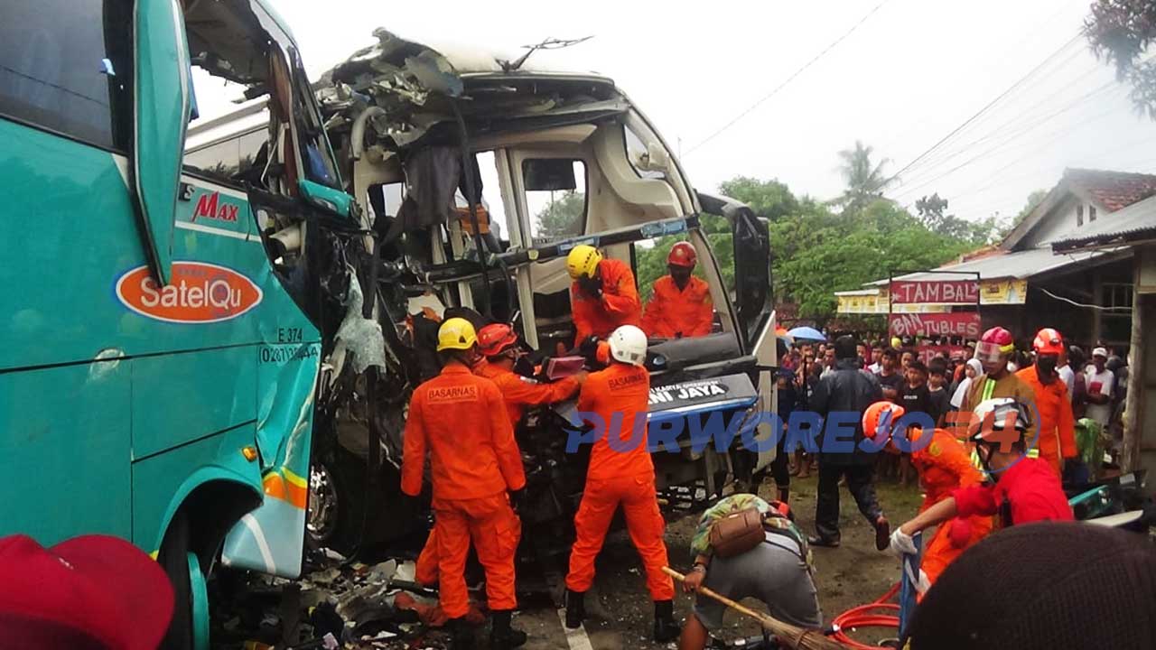 Tim gabunugan tengah mengevakuasi salah seorang spir bus yang tercepit badan bus.